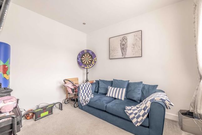 340, Cippenham Lane, Slough photo 4