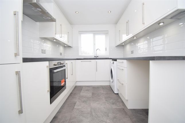 Flat to rent in Sandal Hall Close, Wakefield