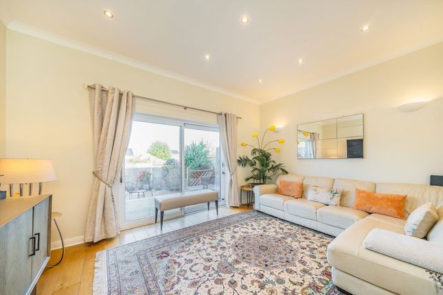 116, Rectory Grove, Hampton photo 4