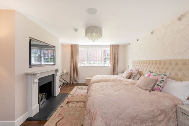 Town house to rent in Elm Tree Road, London