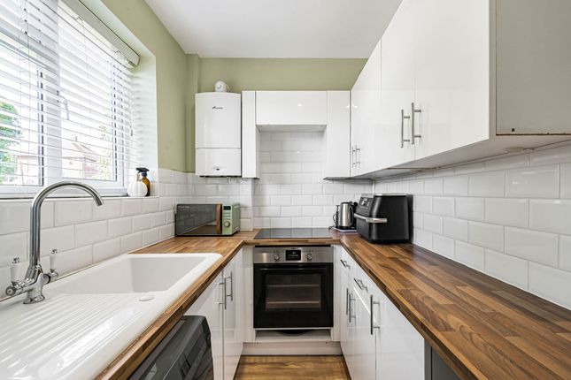 25 Ryebridge Close, Leatherhead photo 3