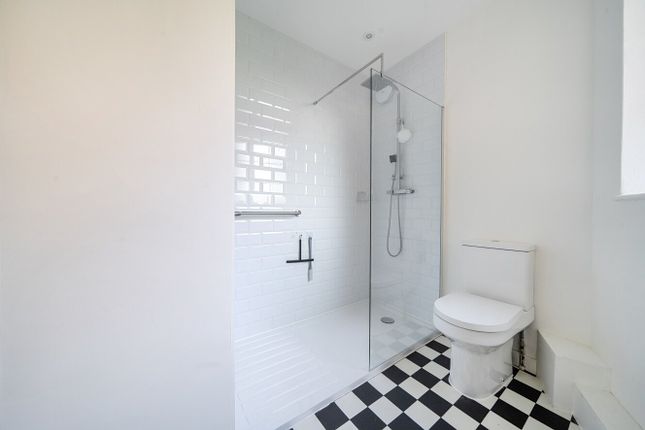 Flat 2, Haythorn House,, Vicarage Crescent, London photo 5