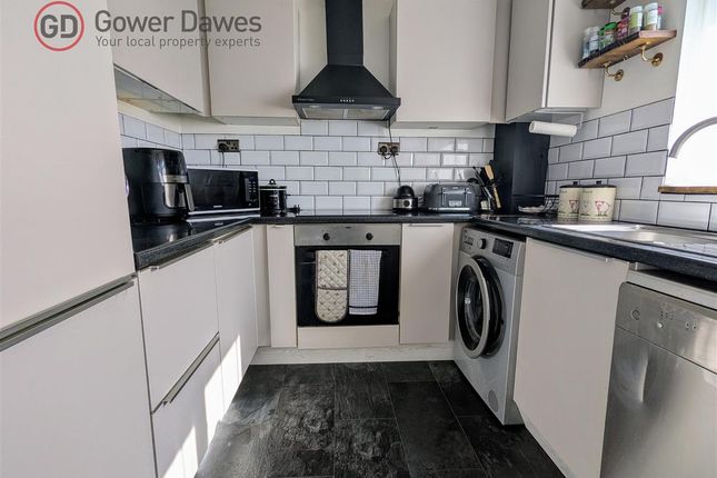 25, Coronation Avenue, East Tilbury photo 4