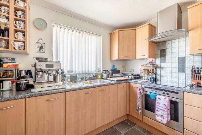 Flat for sale in Blinco Lane, George Green, Langley