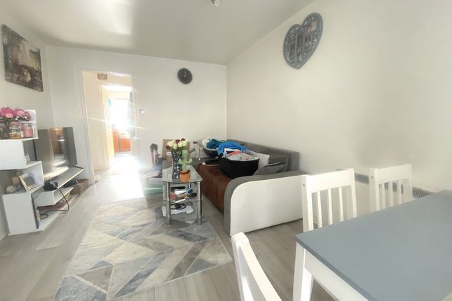 Thumbnail Flat to rent in Oakley Close, Grays, Essex