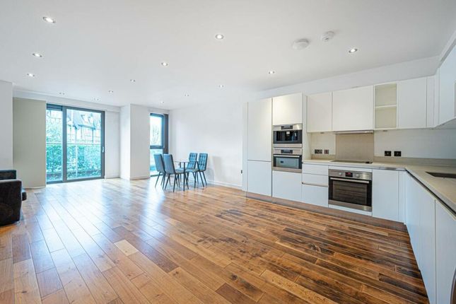 Flat to rent in Cascades Apartments, Finchley Road, Hampstead