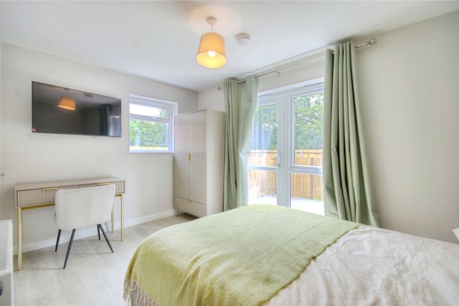 Room 2, Moorlands Farmhouse 1, Southampton photo 3