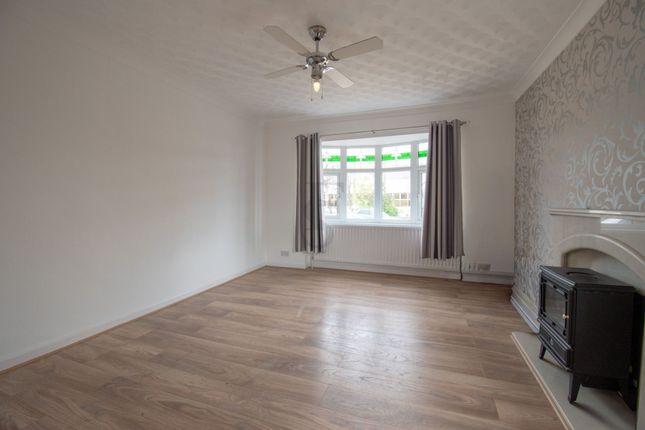 166 Gloucester Crescent, Wigston photo 2