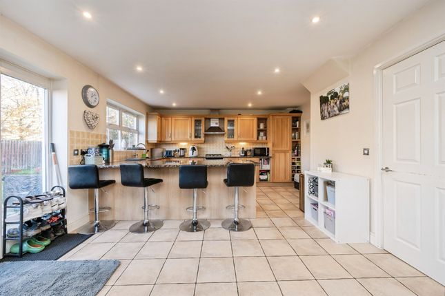 27, Whitebeam Close, Aylesbury photo 3