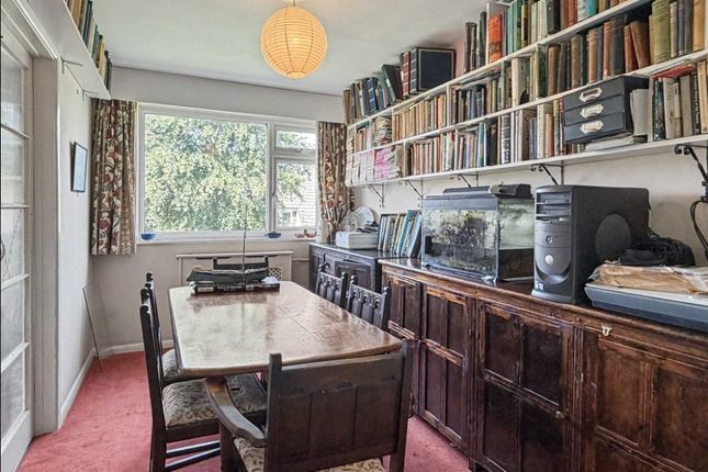 1, Farnham Park Close, Surrey photo 3