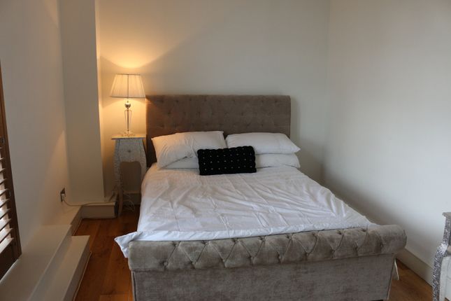 Flat for sale in Quayside, 2-4 Westferry Road, London