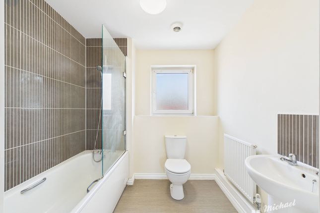 14 The Warren, Aylesbury photo 4