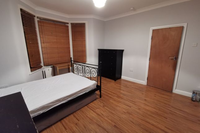 Room to rent in Henley Road, Ilford