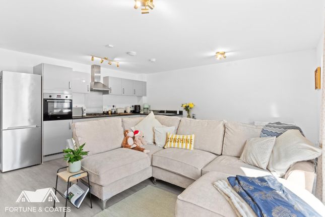 3, Aspen Way, Harlow photo 2