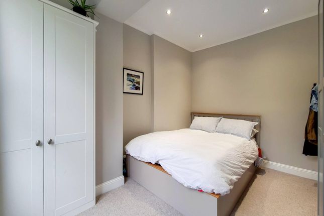 Flat for sale in Lansdowne Way, Stockwell, London