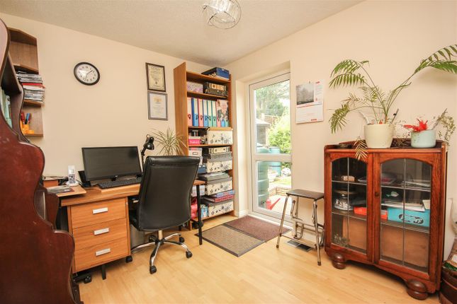 19, Crawley Avenue, Wellingborough photo 4