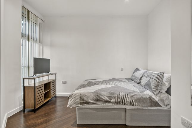 Flat to rent in Bath Road, London