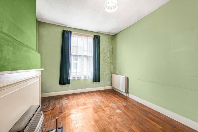 Flat for sale in Clapham Common North Side, London