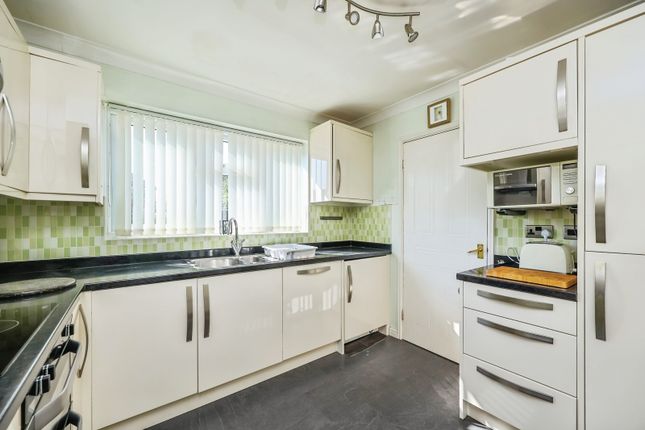 27, Minster Close, Nottingham photo 2