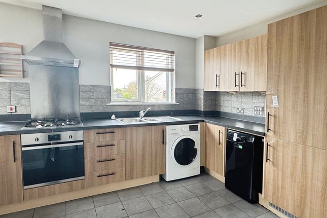 Flat 2, 5, Whitmore Way, Horley photo 2