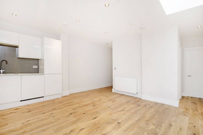 Flat to rent in Station Road, Hendon, London