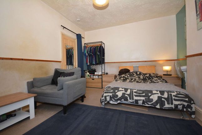 8, Lytham Grove, West Yorkshire photo 4