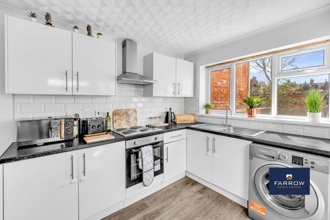 21, Highfield Avenue, Grimsby photo 2