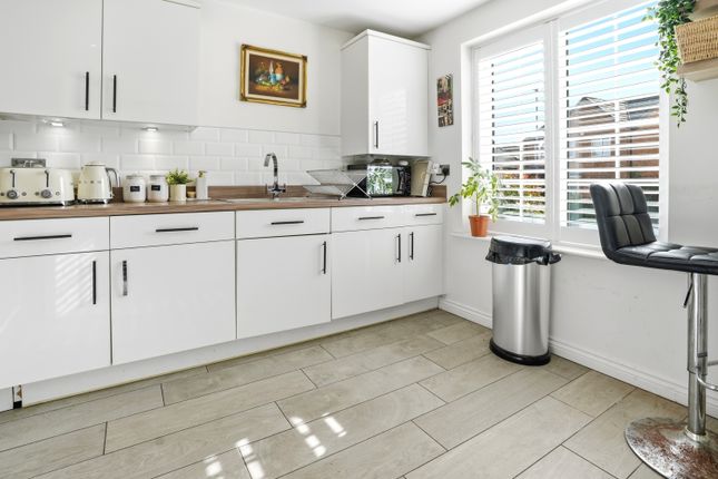 4, Yew Road, Leeds photo 4