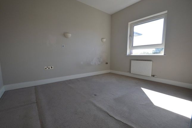 14 Astoria Heights, 102-104, Farnham Road, Berkshire photo 2