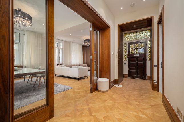 Knightsbridge Court, 7 Sloane Street, London photo 4