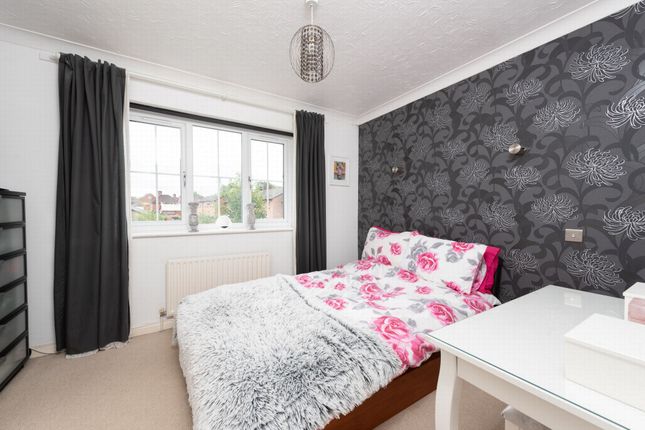 4, Clifton Gardens, Camberley photo 4