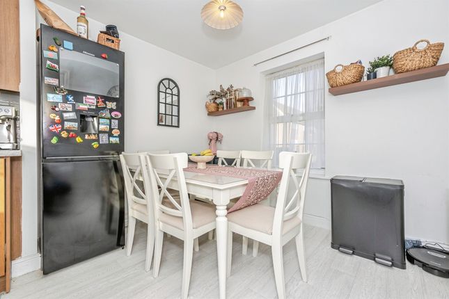 395, Caspian Way, Purfleet-On-Thames photo 3
