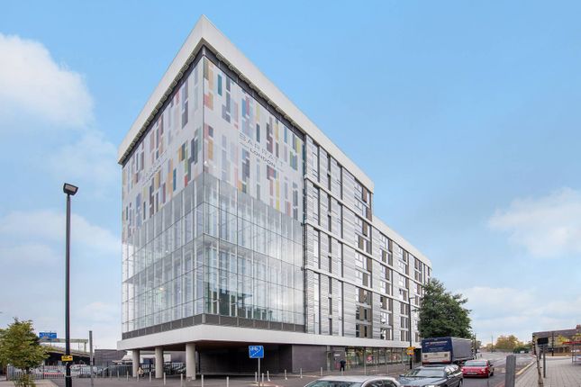 1-bed flat on Great West Quarter, Brentford, £300,000