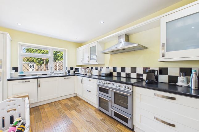 44, Desford Way, Surrey photo 3