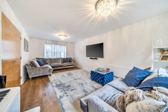 9, Truesdales, Uxbridge photo 3