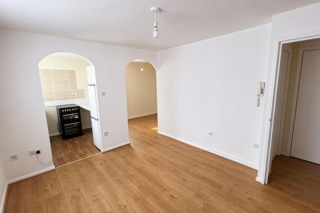 80, Streamside Close, London photo 5