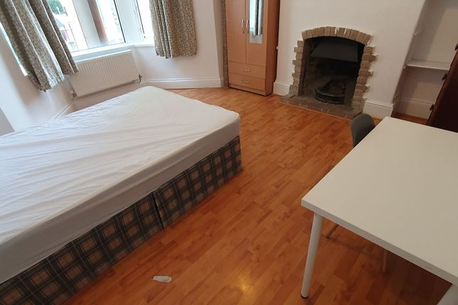24 Ruthin Gardens, Cardiff photo 2
