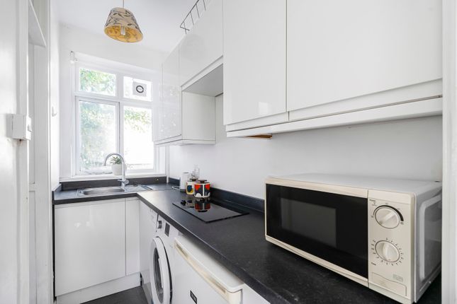 14, Tudor Close, London photo 4