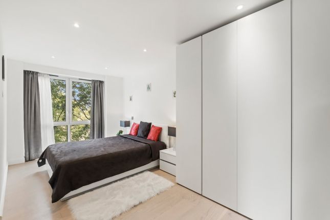 Flat 19, 21, Plough Road, London photo 4