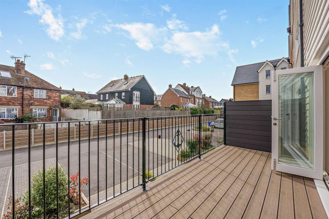 Town house for sale in Belvedere Road, Faversham