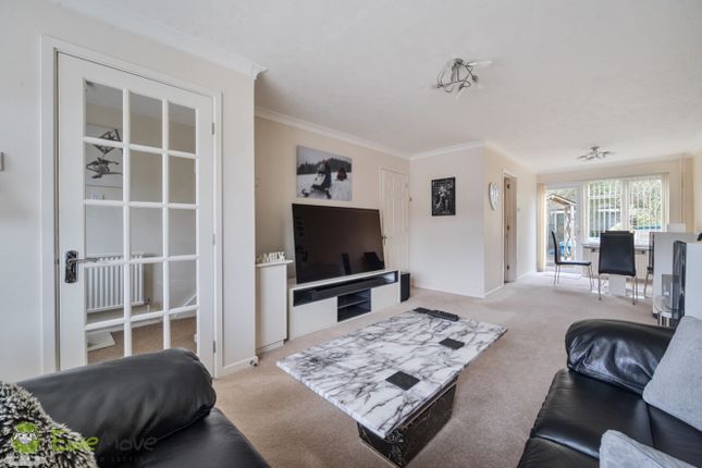 43, Jubilee Close, Tadley photo 2