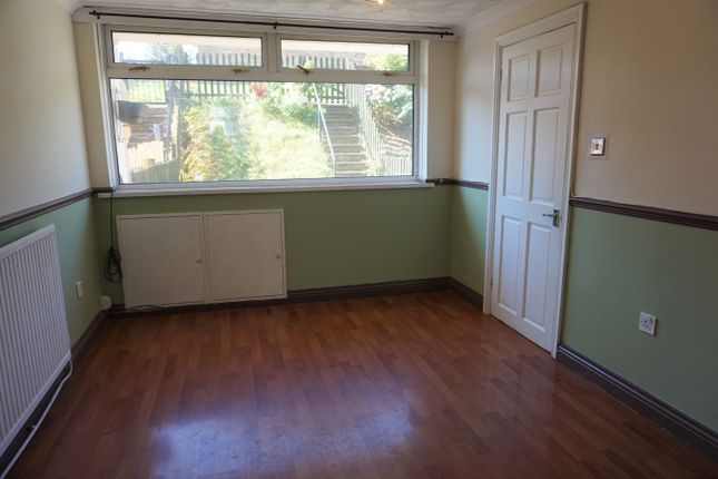 3 bed flat to rent in Round Wood, Llanedeyrn, Cardiff CF23