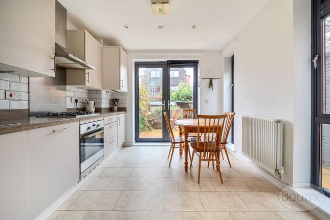 2, Bay Close, Godalming photo 2