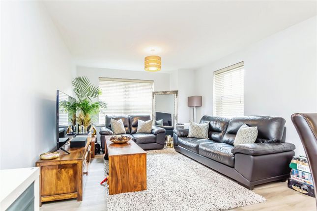 Thumbnail Flat for sale in Blunden Way, Horley, Surrey