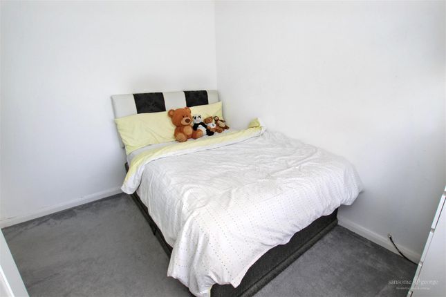 Room, 26, Willow Tree Glade, Reading photo 4
