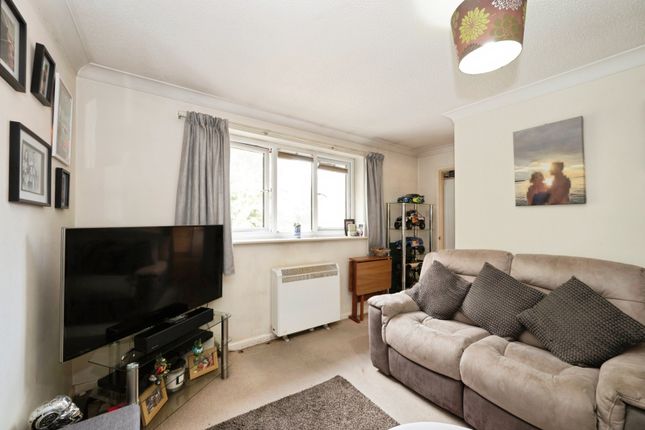 Phoenix Court, Newbury photo 4