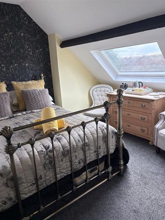 21, St. Marys Crescent, Whitby photo 2
