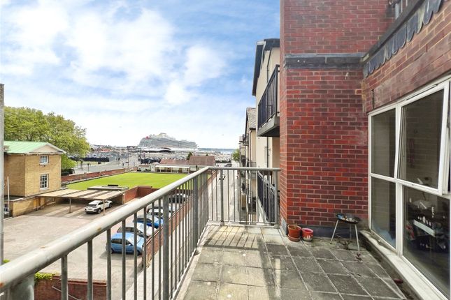 Flat 16, City Court, 15, Lower Canal Walk, Hampshire photo 5