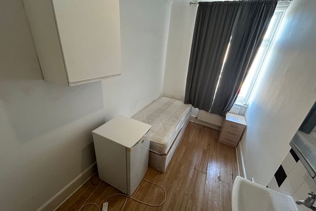 Room 3, 1174A, High Road, London photo 5