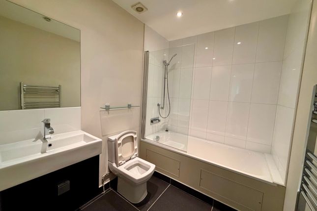Flat 3, Turks Boatyard, Thames Side, Kingston upon Thames photo 3
